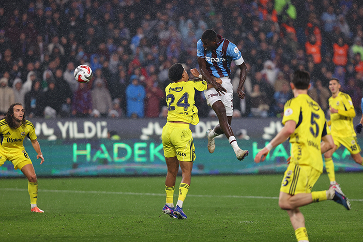Trendyol Süper Lig'in 22. haftasında Fenerbahçe, deplasmanda Trabzonspor'u 3-2 yendi.