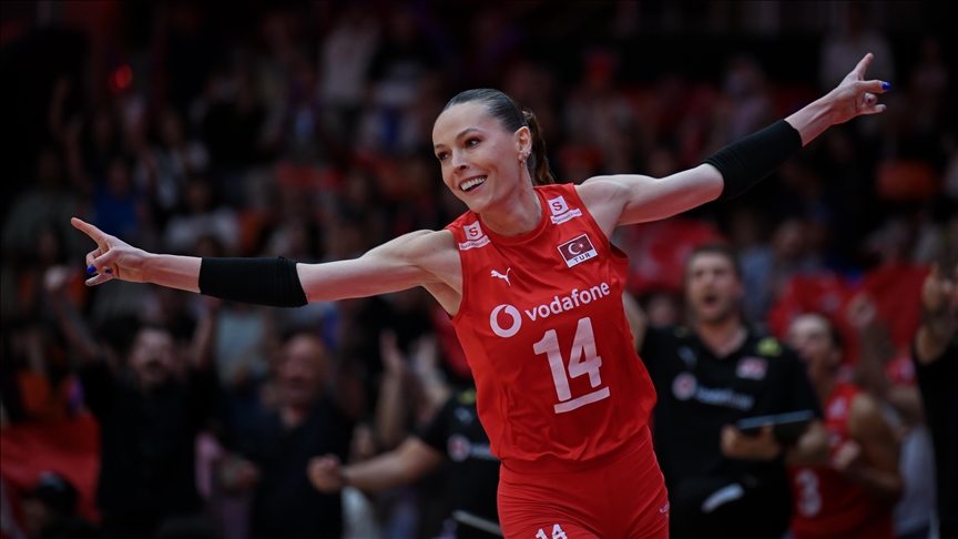 Fenerbahçe Kulübü, sarı-lacivertli kadın voleybol takımı kaptanı Eda Erdem ile