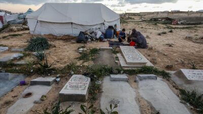 Gazze'nin güneyindeki Han Yunus'ta İsrail saldırılarında evleri yıkılan ve yerinden