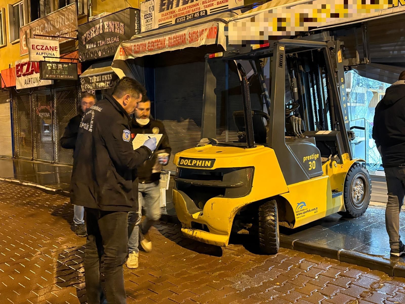 Kayseri'nin Melikgazi ilçesinde çalıntı forklifle bir kuyumcunun kepengini parçalayan ve