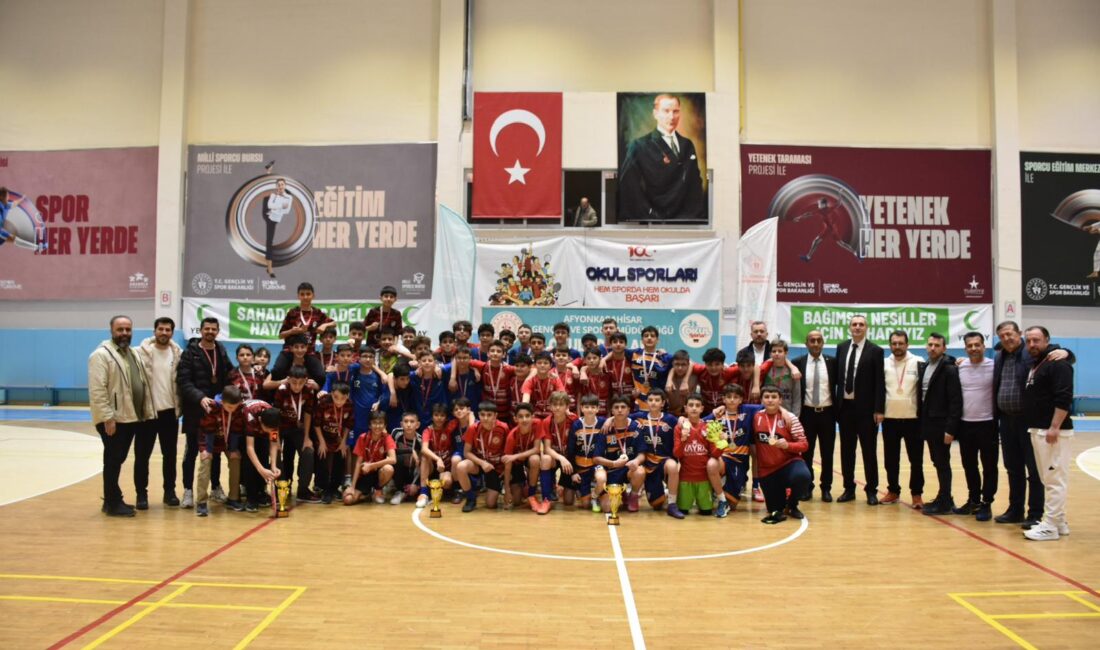 Yıldız Erkekler Futsal Müsabakalarında Kocatepe Ortaokulu birinci, Neriman-İbrahim Küçükkurt Ortaokulu