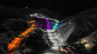 Türkiye'nin önemli kış turizm merkezlerinden Palandöken'de gece kayağı için yapılan