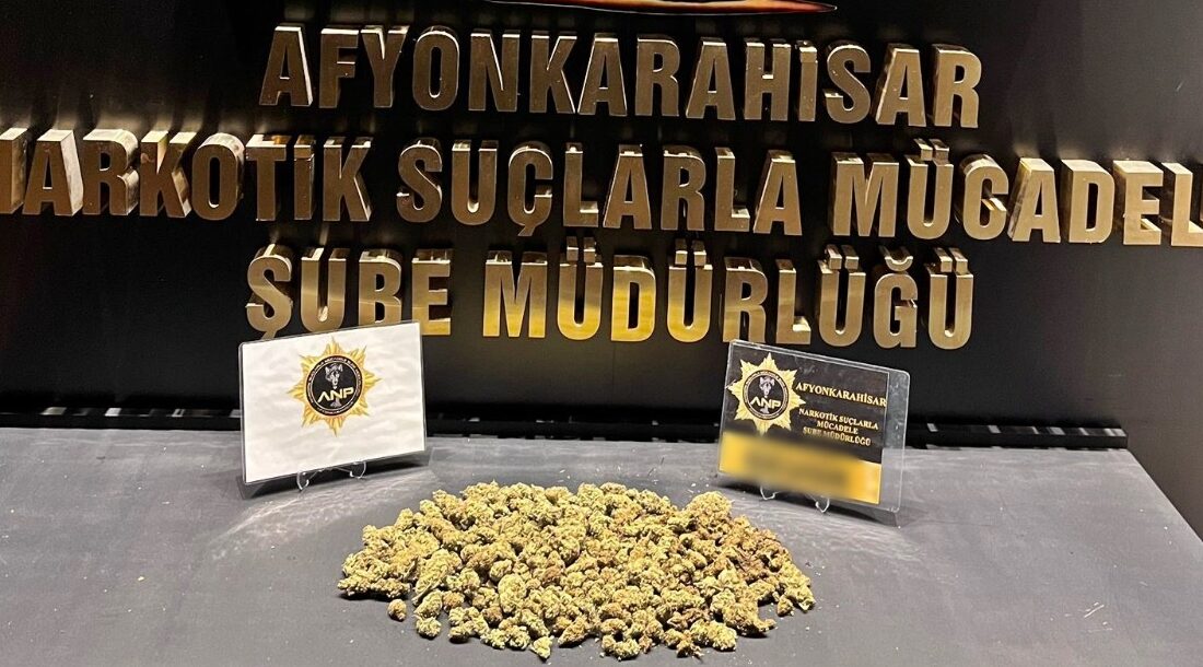 Afyonkarahisar İl Emniyet Müdürlüğü ekipleri, sokak satıcılarına yönelik yürüttüğü kararlı