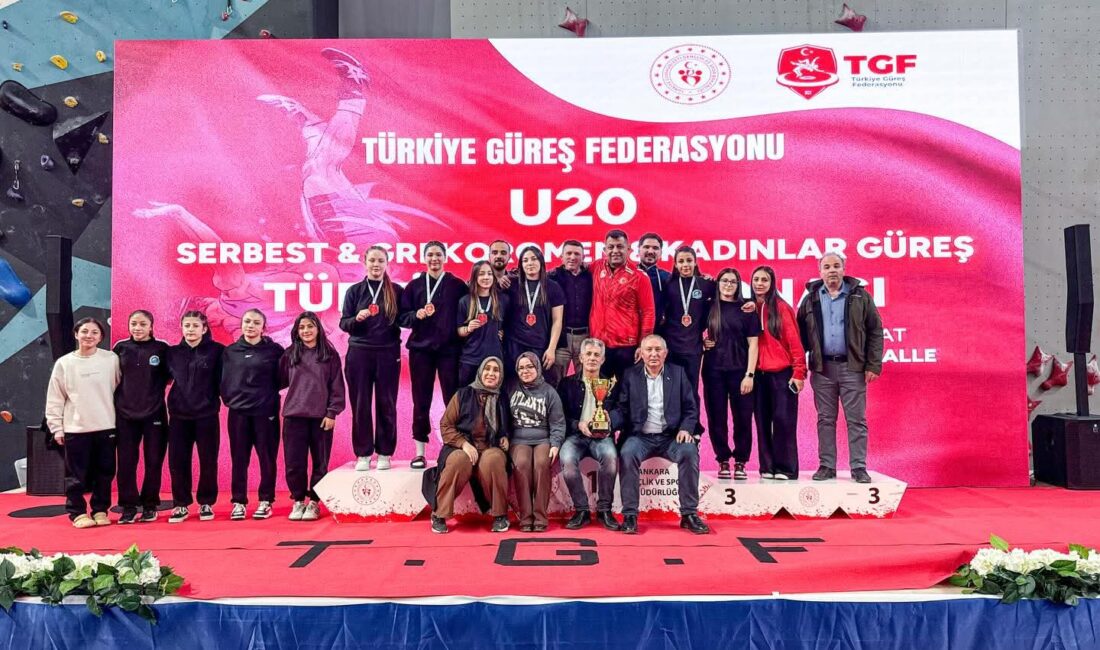 Ankara’da düzenlenen U20 Türkiye Güreş Şampiyonası’nda mücadele eden Taşoluk Belediye