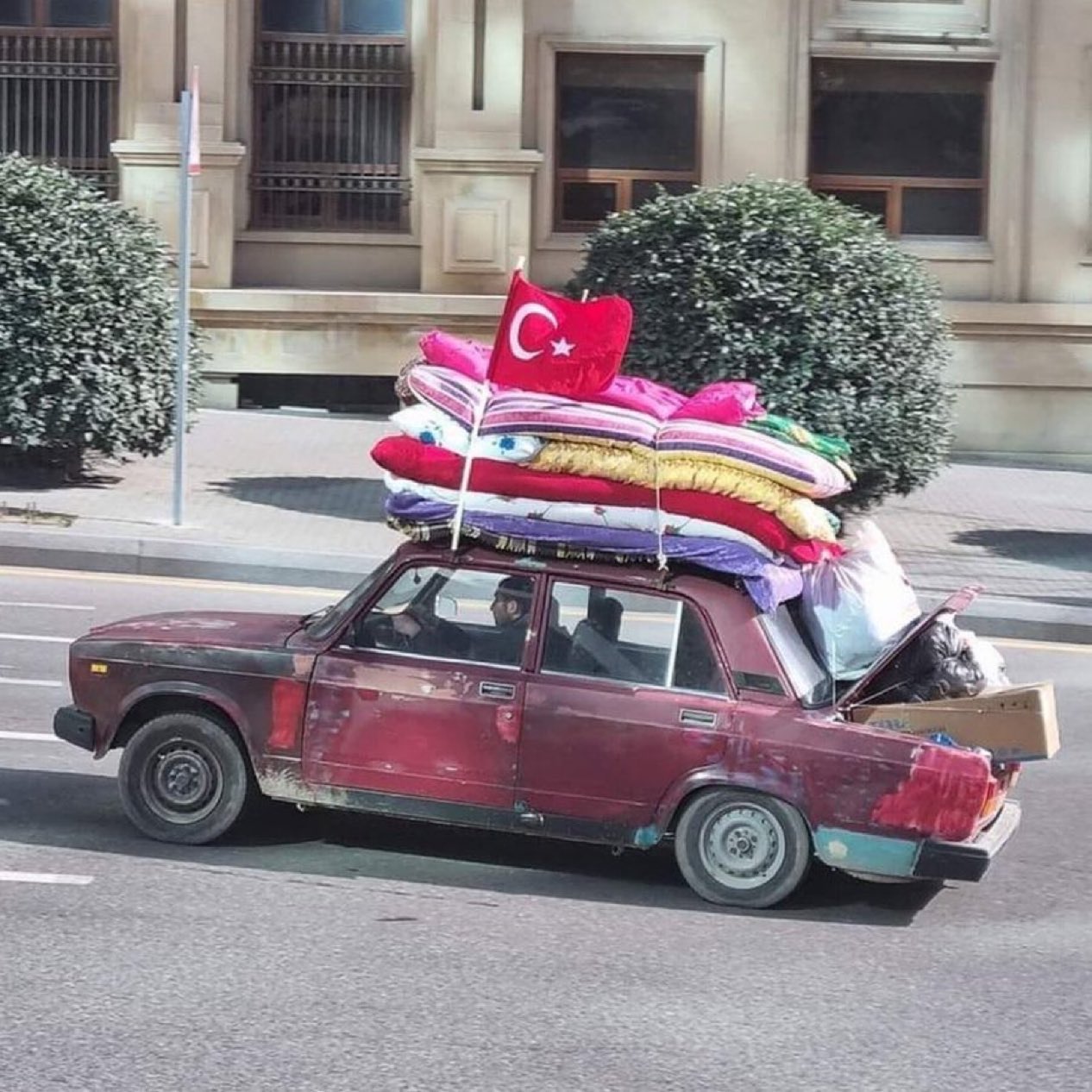 Türkiye’de yaşanan Kahramanmaraş merkezli depremlerin ardından Azerbaycan halkı yardım için