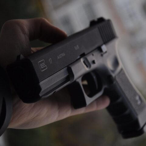 İstanbul Güngören’de, babasını uykusunda vurarak öldüren ve olayı annesiyle birlikte