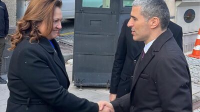 Afyonkarahisar Valiliği görevine atanan Dr. Naci Aktaş şehre gelerek mesaisine