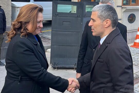 Afyonkarahisar Valiliği görevine atanan Dr. Naci Aktaş şehre gelerek mesaisine