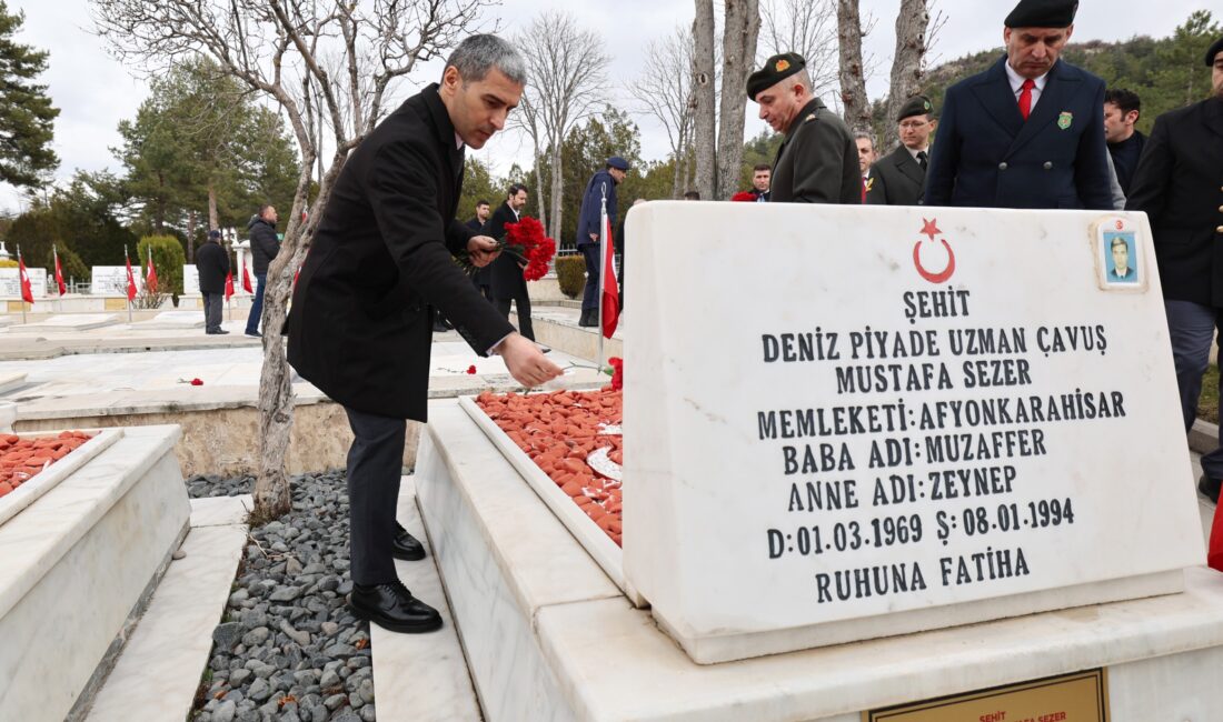 Afyonkarahisar Valisi Dr. Naci Aktaş, Hava Şehitliği’ni ziyaret ederek şehit