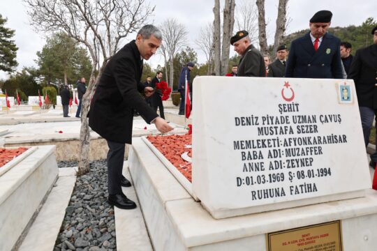 Afyonkarahisar Valisi Dr. Naci Aktaş, Hava Şehitliği’ni ziyaret ederek şehit