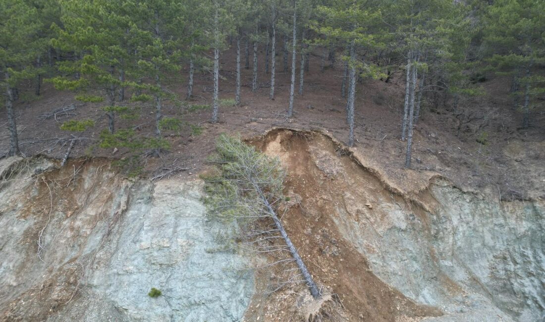 Afyonkarahisar'da su seviyesinin artması ile çevresinde heyelan yaşanan baraj bölgesine