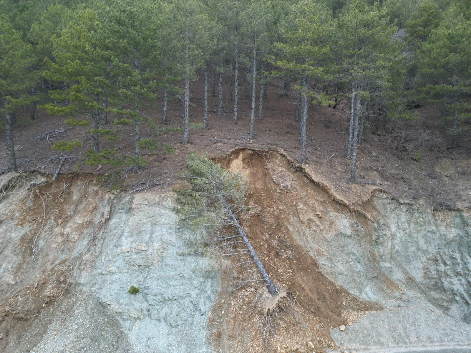Afyonkarahisar'da su seviyesinin artması ile çevresinde heyelan yaşanan baraj bölgesine
