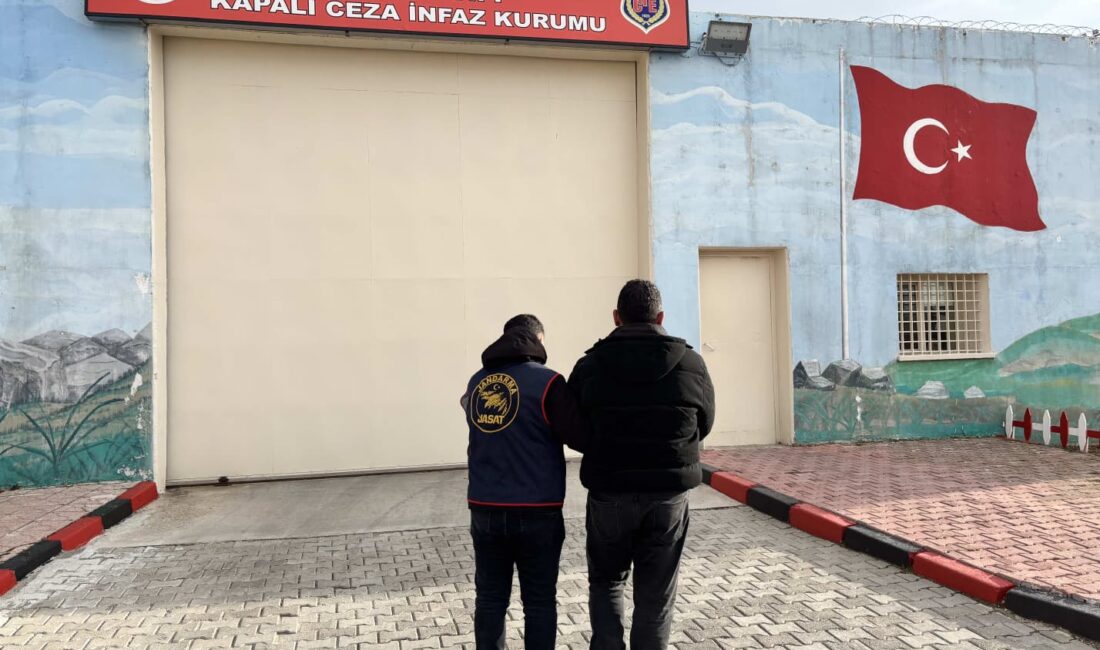 Afyonkarahisar İl Jandarma Komutanlığı ekipleri, aranan şahısların yakalanmasına yönelik yürüttüğü