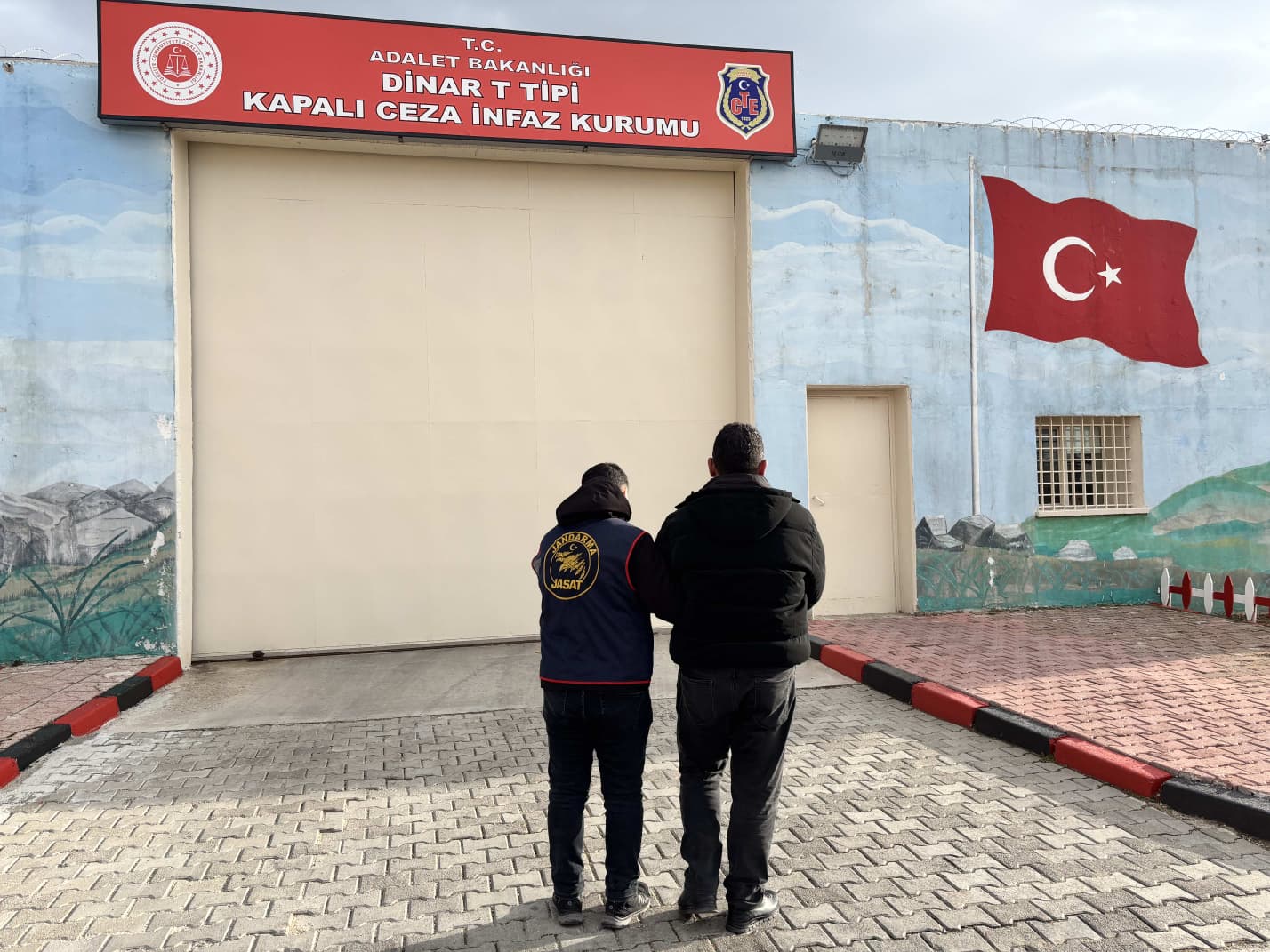 Afyonkarahisar İl Jandarma Komutanlığı ekipleri, aranan şahısların yakalanmasına yönelik yürüttüğü