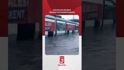 Sel felaketi meydana gelen Konya’da bir tramvay suda ilerlerken görüntülendi.