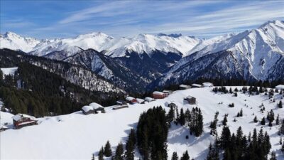 Rize'de aralıklarla etkisini sürdüren karın ardından beyaz örtüyle kaplanan Kaçkar