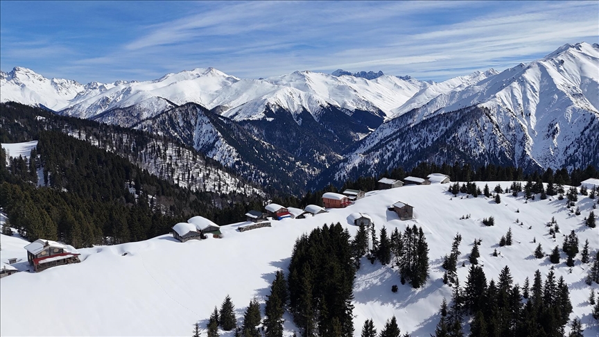 Rize'de aralıklarla etkisini sürdüren karın ardından beyaz örtüyle kaplanan Kaçkar