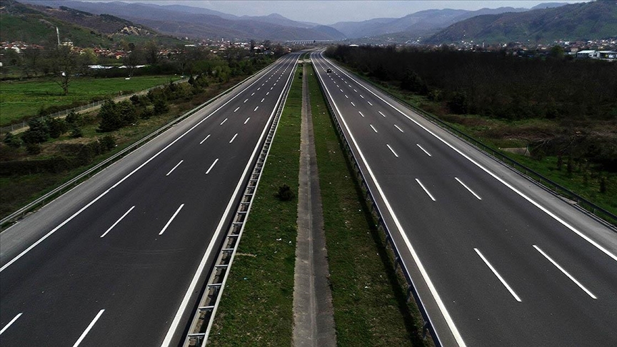 Kara yollarında trafik güvenliği çalışmaları aralıksız devam ederken konforlu bir
