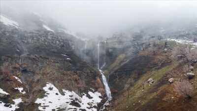 Hakkari'nin Derecik ilçesinde, karların erimesiyle yeniden akmaya başlayan şelaleler ile