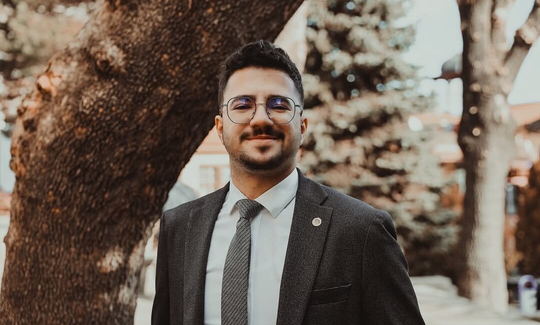 Afyonkarahisar Belediye Başkanı Burcu Köksal'ın basın danışmanı olan Alperen Kayhan,