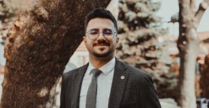 Afyonkarahisar Belediye Başkanı Burcu Köksal'ın basın danışmanı olan Alperen Kayhan,