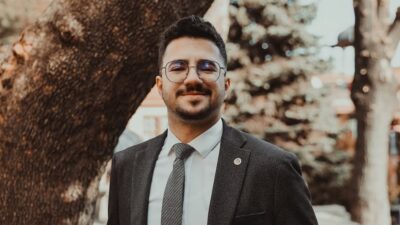 Afyonkarahisar Belediye Başkanı Burcu Köksal'ın basın danışmanı olan Alperen Kayhan,