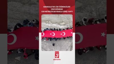 Kırıkkale’de lise öğrencileri yeni döneme 150 metrelik bayrakla giriş yaptılar.