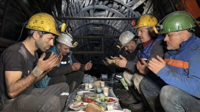 Zonguldak'ta yer altındaki zorlu mesailerini sürdüren maden işçileri, ramazan ayının