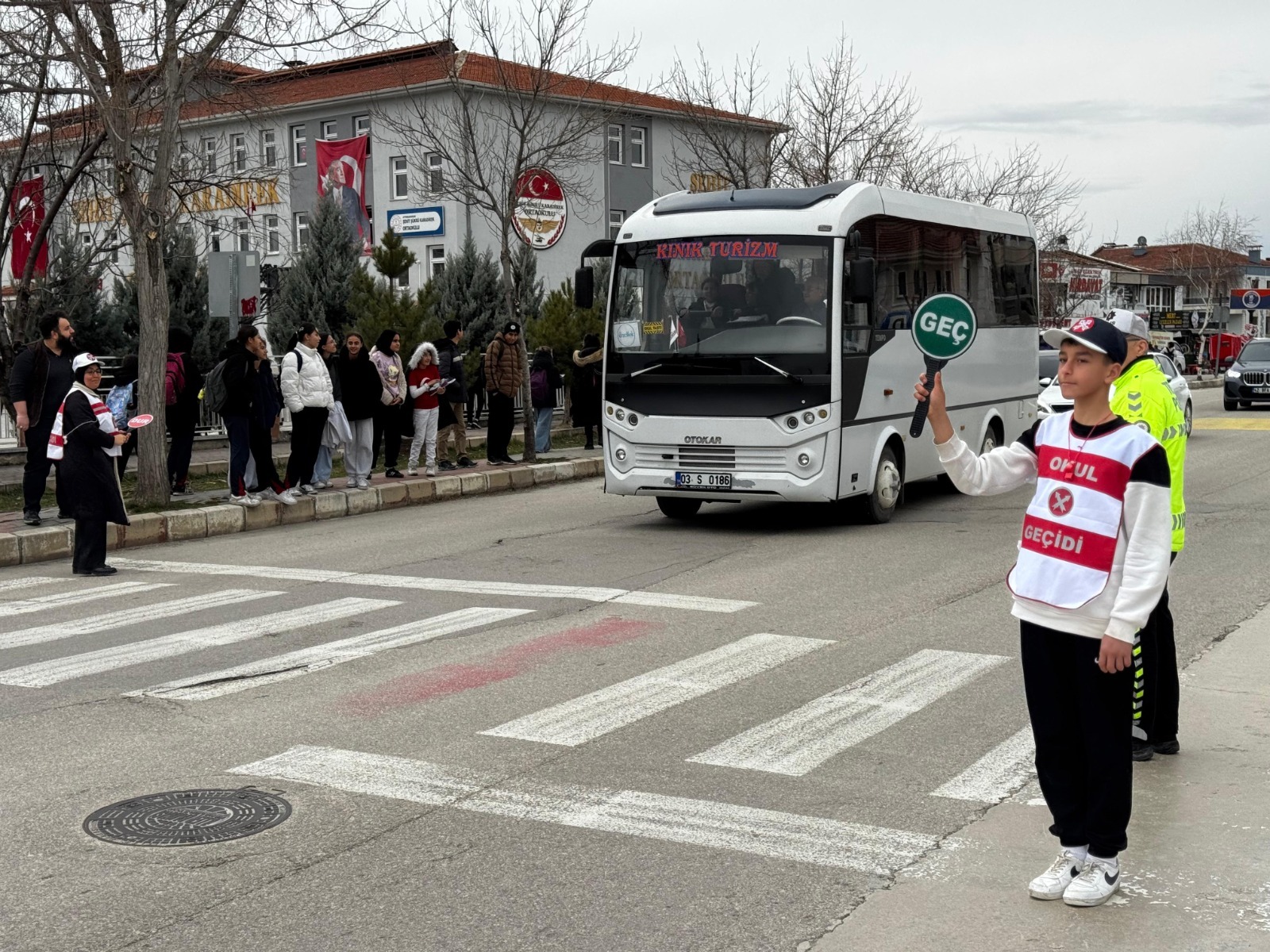 Afyonkarahisar İl Emniyet Müdürlüğü, öğrencilerin okul giriş ve çıkış saatlerinde