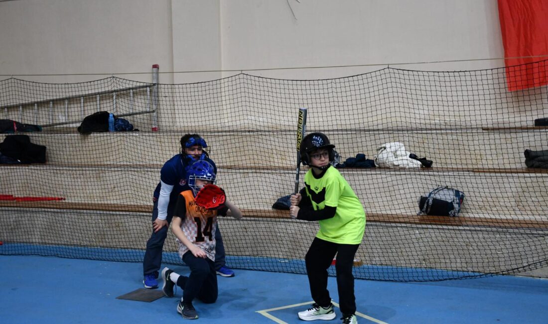 Afyonkarahisar’da düzenlenen Okul Sporları Küçükler ve Yıldızlar Beyzbol Müsabakaları, büyük