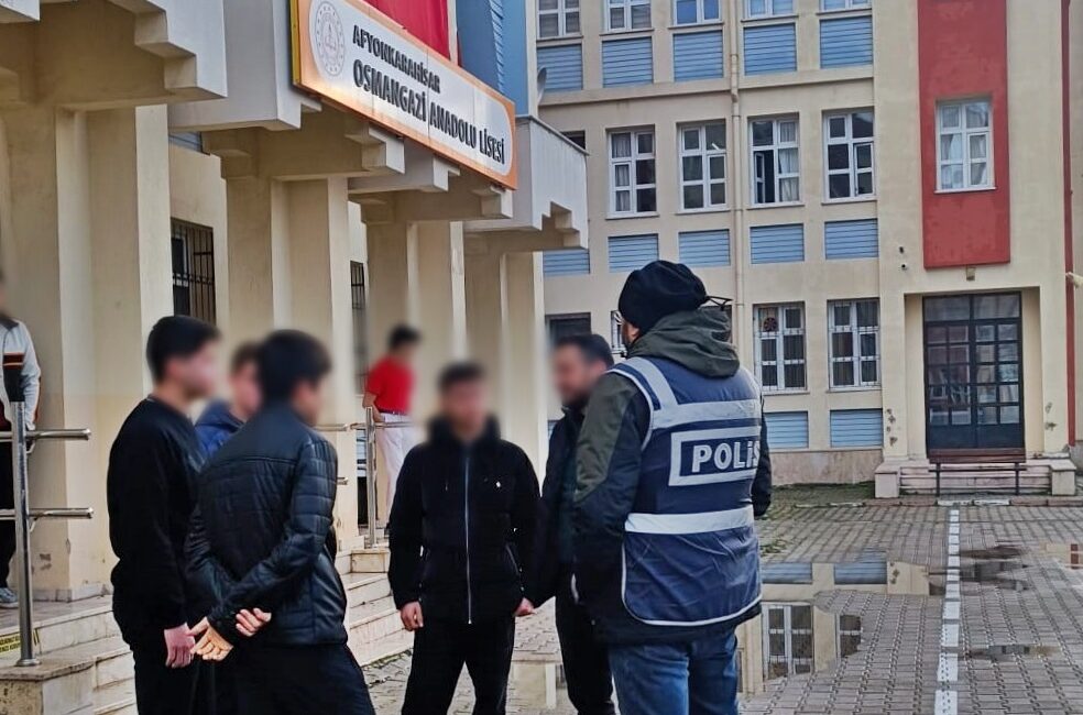 Afyonkarahisar Emniyet Müdürlüğü, eğitim ve öğretim döneminin başlamasıyla birlikte öğrencilerin