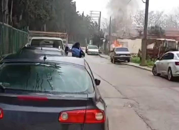 Bursa'nın Karacabey ilçesinde park halindeki otomobilde çıkan yangın paniğe neden