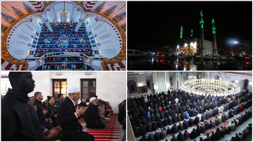 Ramazanın müjdecisi olarak kabul edilen Berat Kandili dolayısıyla camilerde program