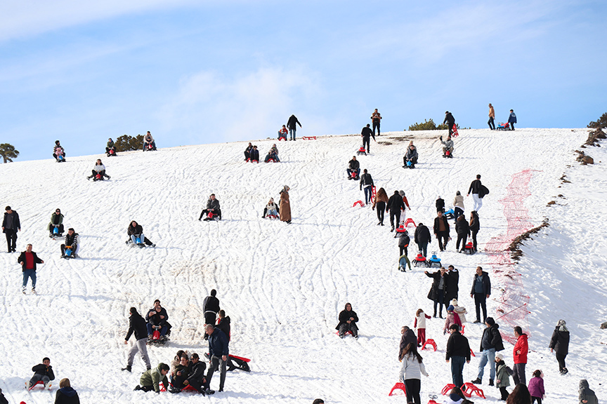 Burdur'un Yeşilova ilçesindeki Salda Kayak Merkezi'ni ziyaret edenler, Salda Gölü