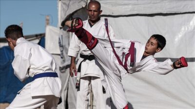 Gazze Şeridi’nde, İsrail saldırıları nedeniyle evlerini terk edip çadırlara sığınan