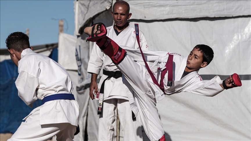 Gazze Şeridi’nde, İsrail saldırıları nedeniyle evlerini terk edip çadırlara sığınan