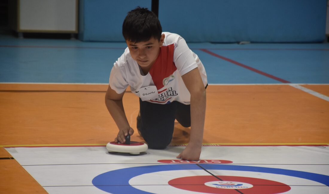 Afyonkarahisar’da düzenlenen Yıldız Erkekler Floor Curling müsabakaları büyük heyecana sahne