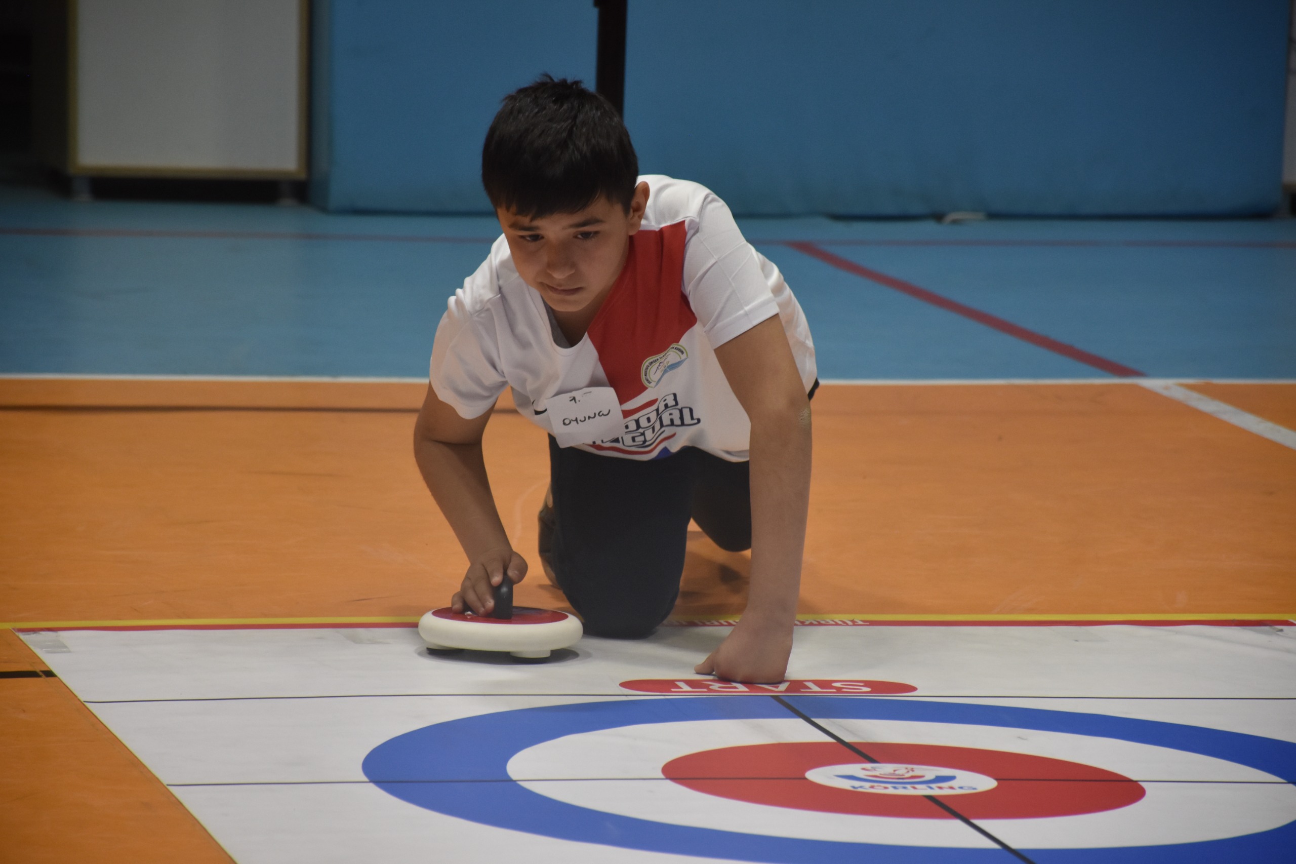 Afyonkarahisar’da düzenlenen Yıldız Erkekler Floor Curling müsabakaları büyük heyecana sahne
