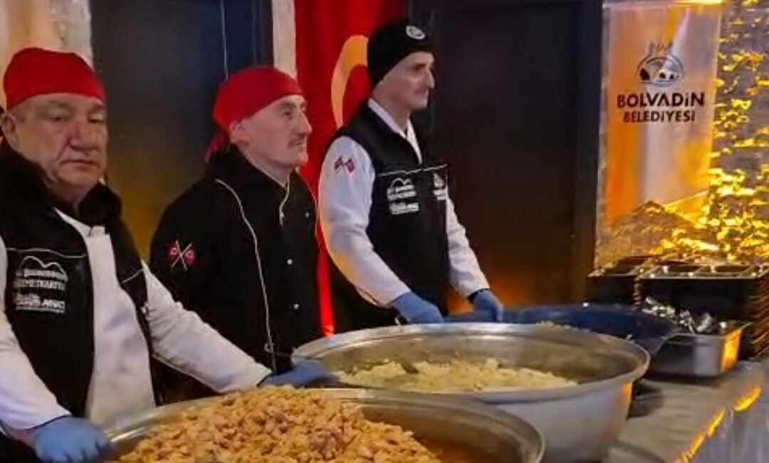 Bolvadin Belediyesi tarafından Ramazan ayı boyunca kurulan “Gönül Sofrası”nda vatandaşlar