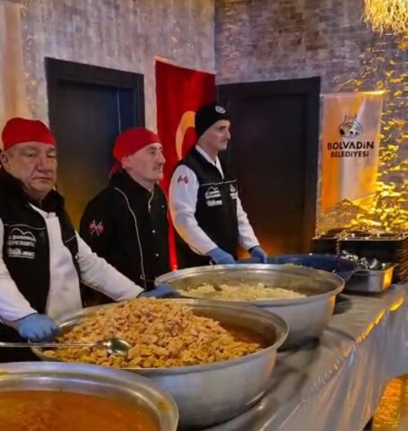 Bolvadin Belediyesi tarafından Ramazan ayı boyunca kurulan “Gönül Sofrası”nda vatandaşlar