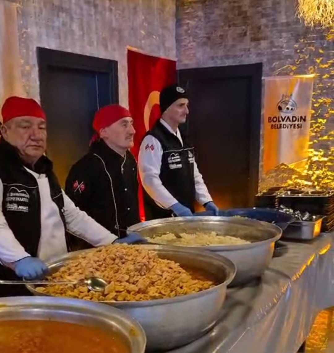 Bolvadin Belediyesi tarafından Ramazan ayı boyunca kurulan “Gönül Sofrası”nda vatandaşlar