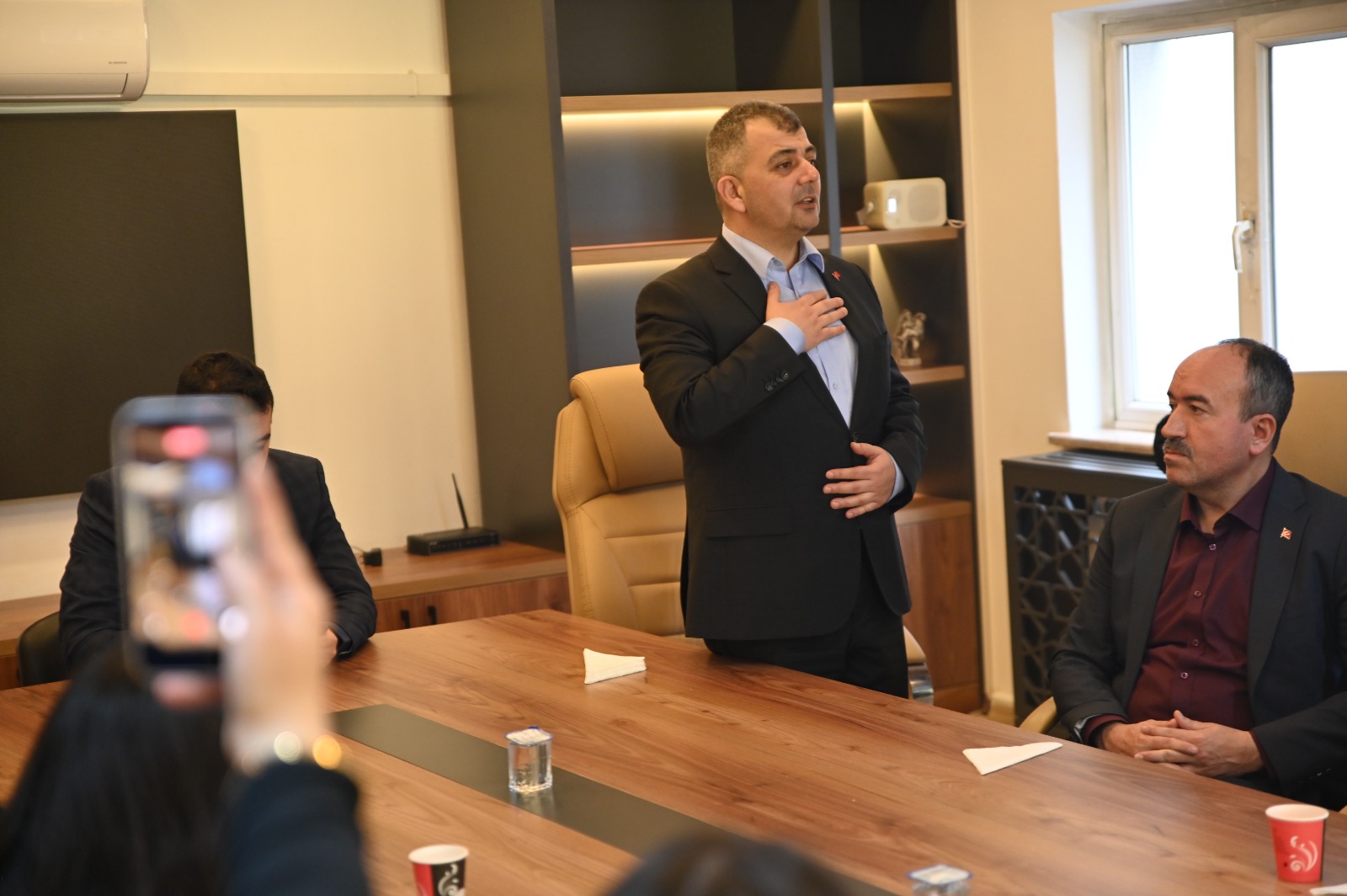 Emirdağ Belediye Başkanı Serkan Koyuncu, Emirdağ Belediyesi Gençlik Meclisi üyeleriyle