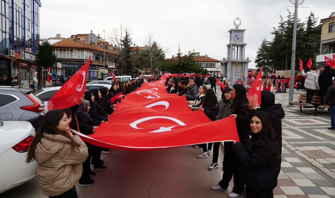Şuhut Zafer Anadolu Lisesi tarafından düzenlenen Bayrak Sevgisi temalı yürüyüş
