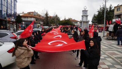 Şuhut Zafer Anadolu Lisesi tarafından düzenlenen Bayrak Sevgisi temalı yürüyüş