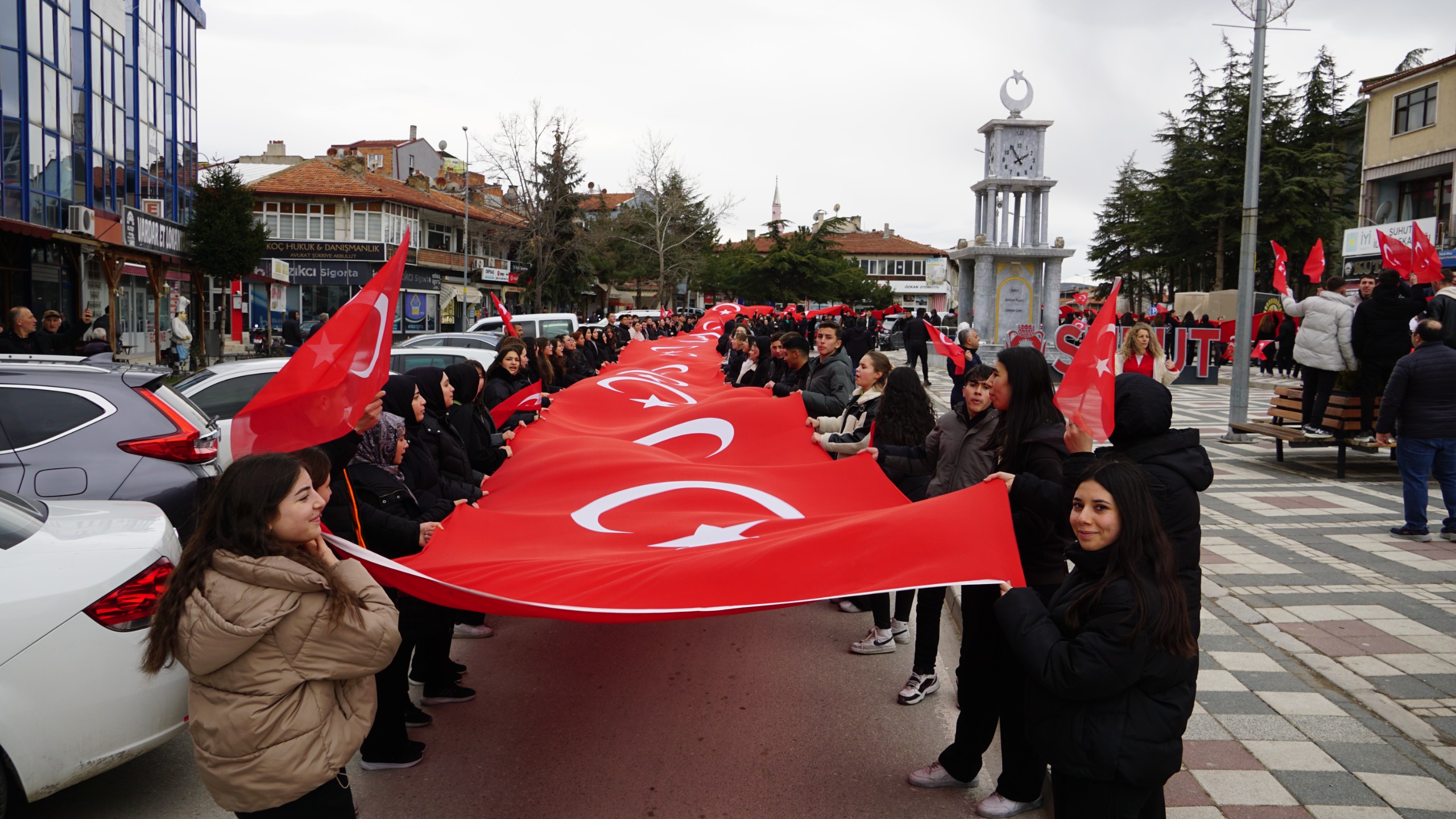 Şuhut Zafer Anadolu Lisesi tarafından düzenlenen Bayrak Sevgisi temalı yürüyüş
