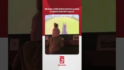 Bir baba, minik kızını omzuna alarak at binme deneyimi yaşattı