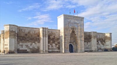 Anadolu Selçuklu Sultanı Alaaddin Keykubat tarafından İpek Yolu üzerinde, konaklama