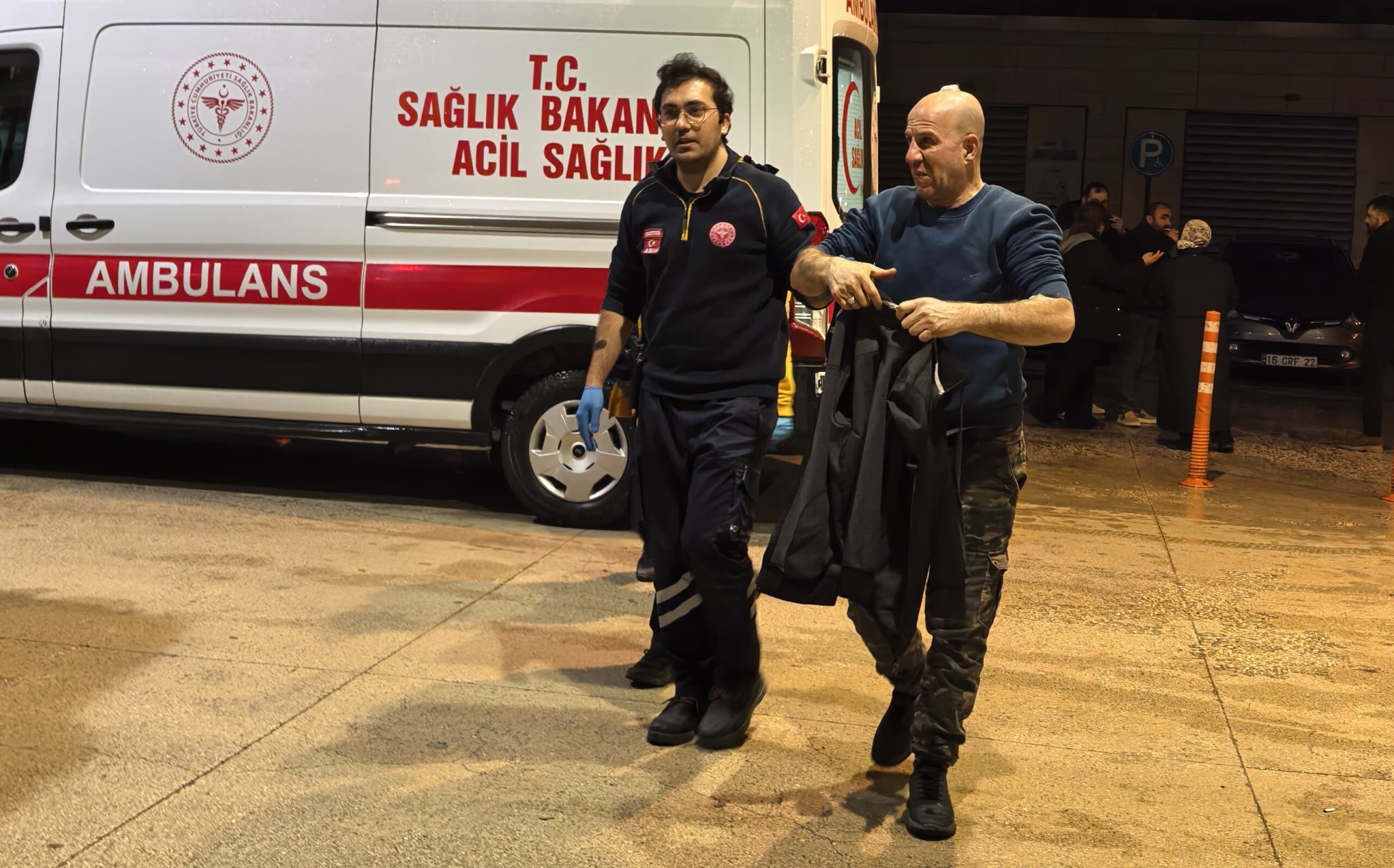 Bursa'da meydana gelen kavgada, arkadaşı tarafından fırça sapıyla darp edilen