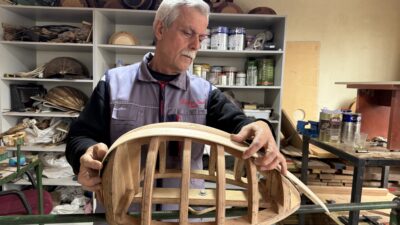 Kocaeli'de yaşayan 63 yaşındaki ud yapım ustası Burhan Çeşni, askerlik