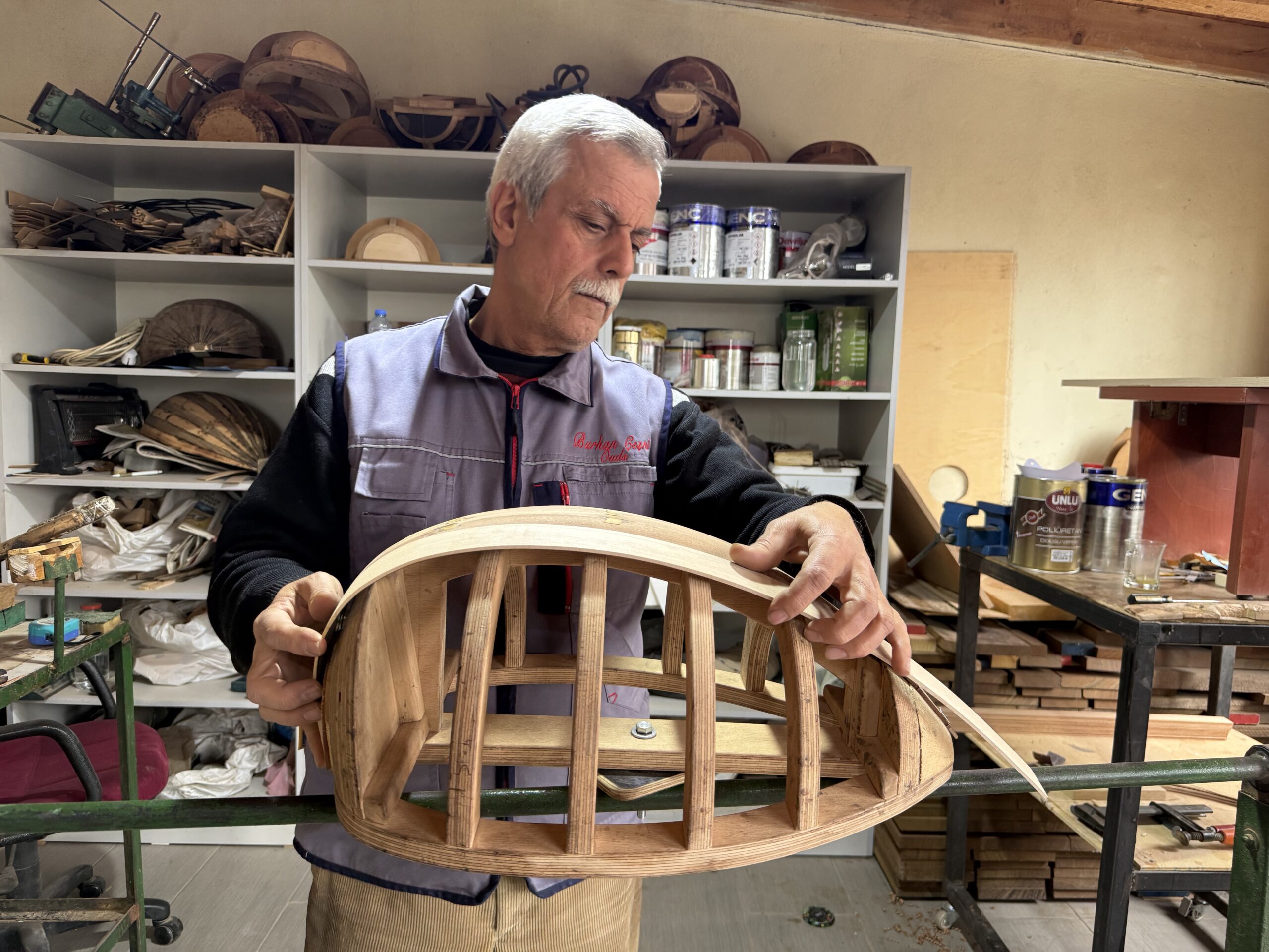 Kocaeli'de yaşayan 63 yaşındaki ud yapım ustası Burhan Çeşni, askerlik